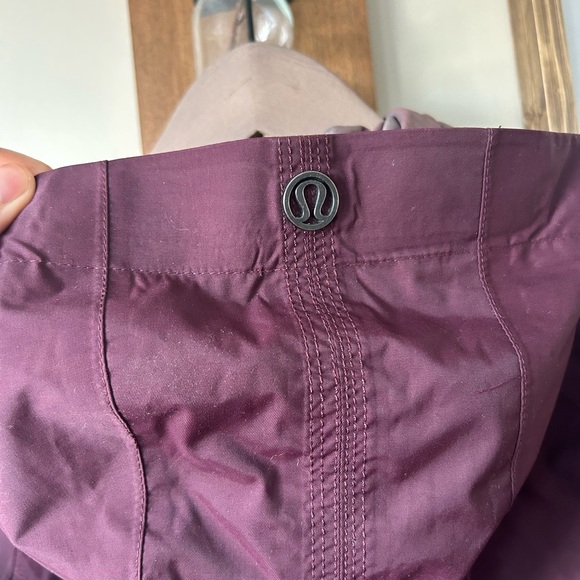 Size 8 (snug) Lululemon Rain Waterproof Jacket - Picture 3 of 9